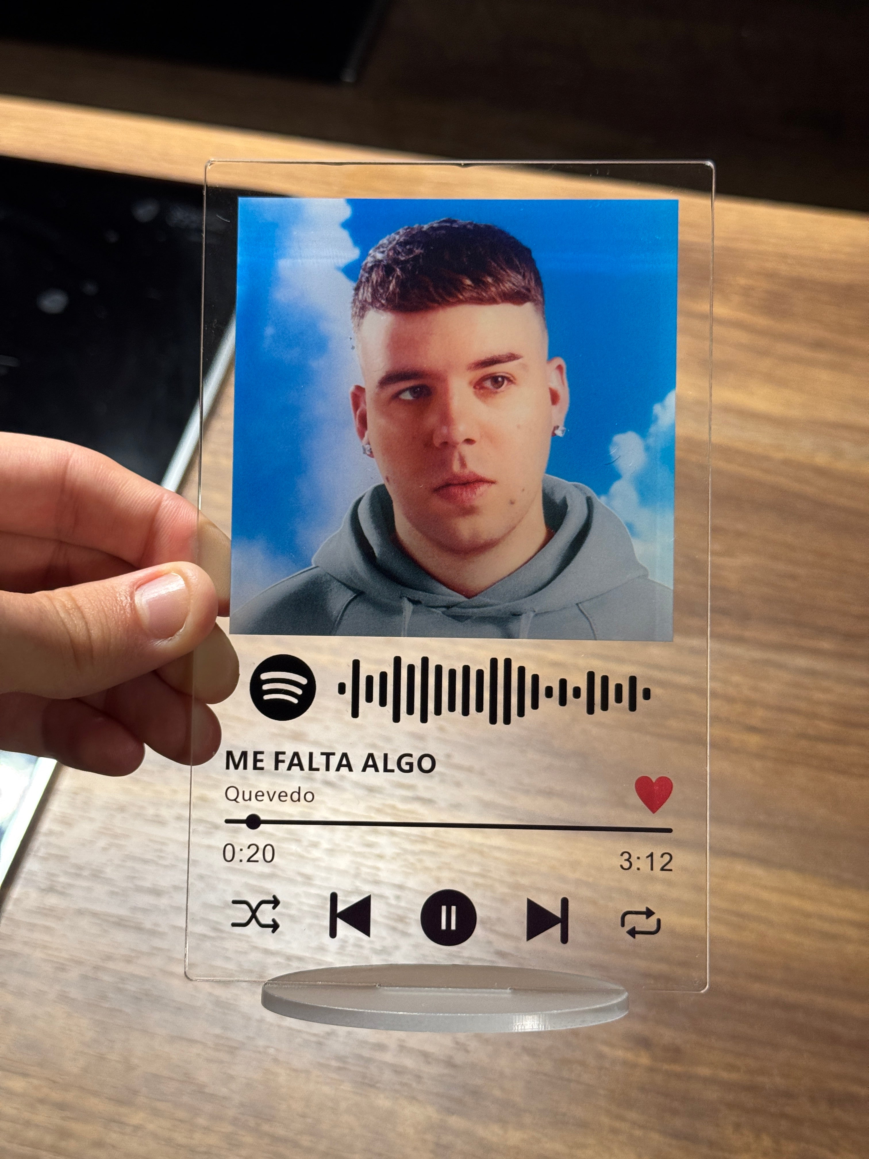 Placa Me Falta Algo- Quevedo